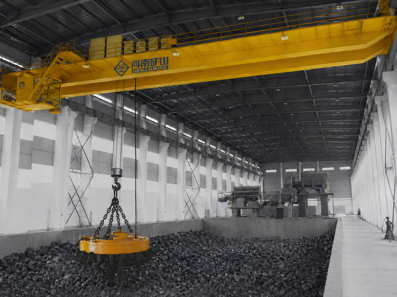 Electromagnetic overhead crane with lifting magnet for steel scrap, billet, cast iron block and magnetic metal material handling