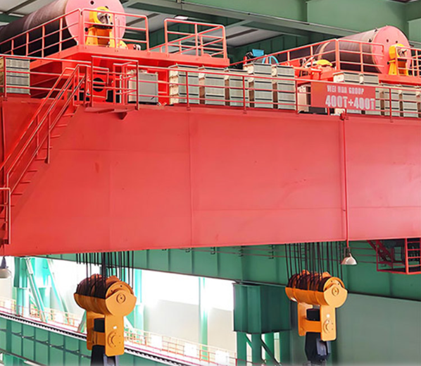 Double-hoist overhead crane in a workshop