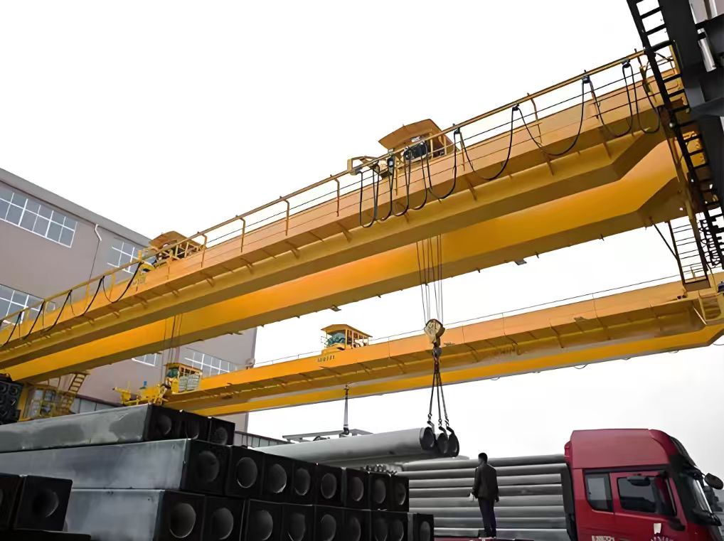 Double-trolley overhead crane for long workpieces
