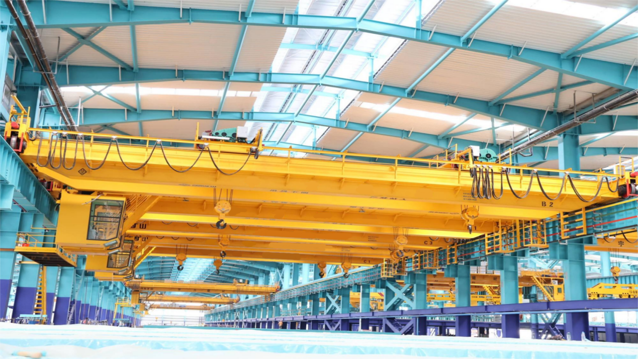 Dustproof overhead crane for stone handling