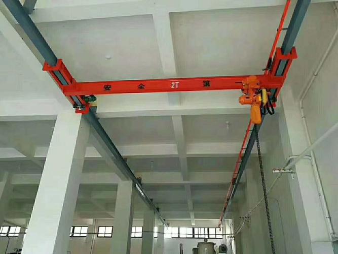 Manual single-girder bridge crane installed in a workshop