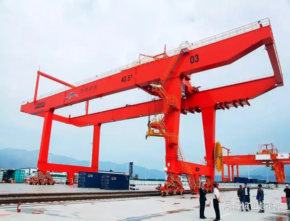 Rail-mounted logistics yard gantry crane