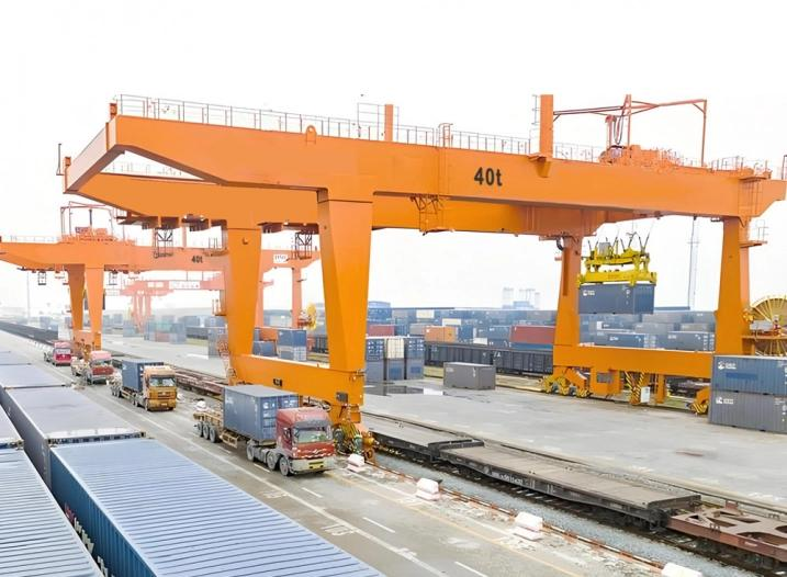 RMG container crane for high-density stacking