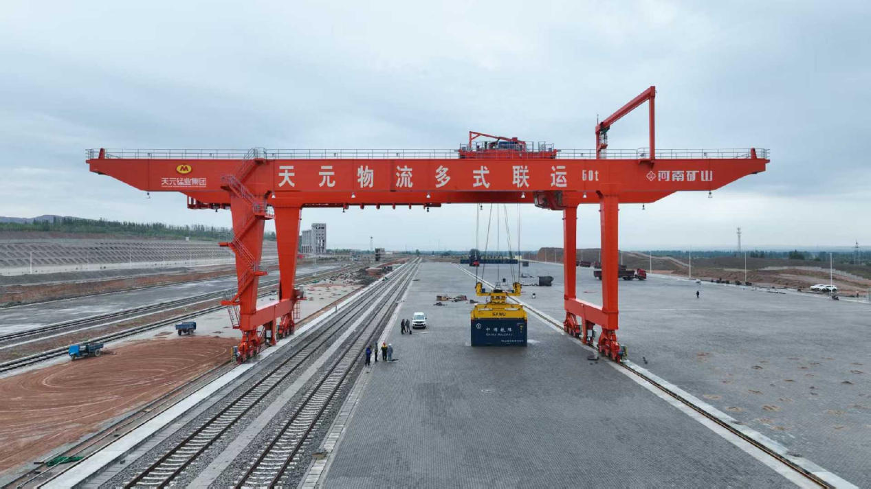 RMG rail-mounted gantry crane at an intermodal port