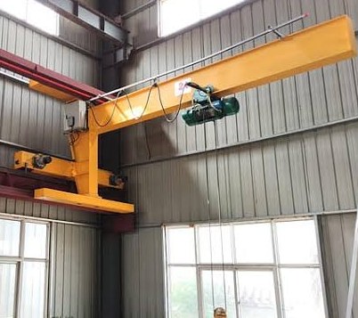 Wall traveling jib crane serving a workshop workstation