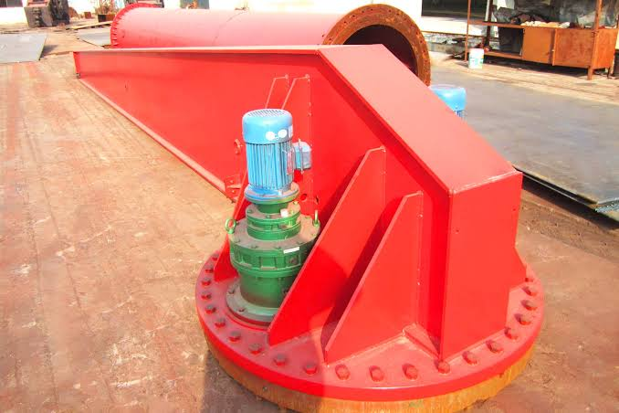 Self-standing rotating jib crane for workshop lifting