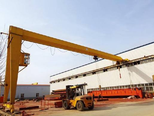 Semi-gantry crane supplied for a factory
